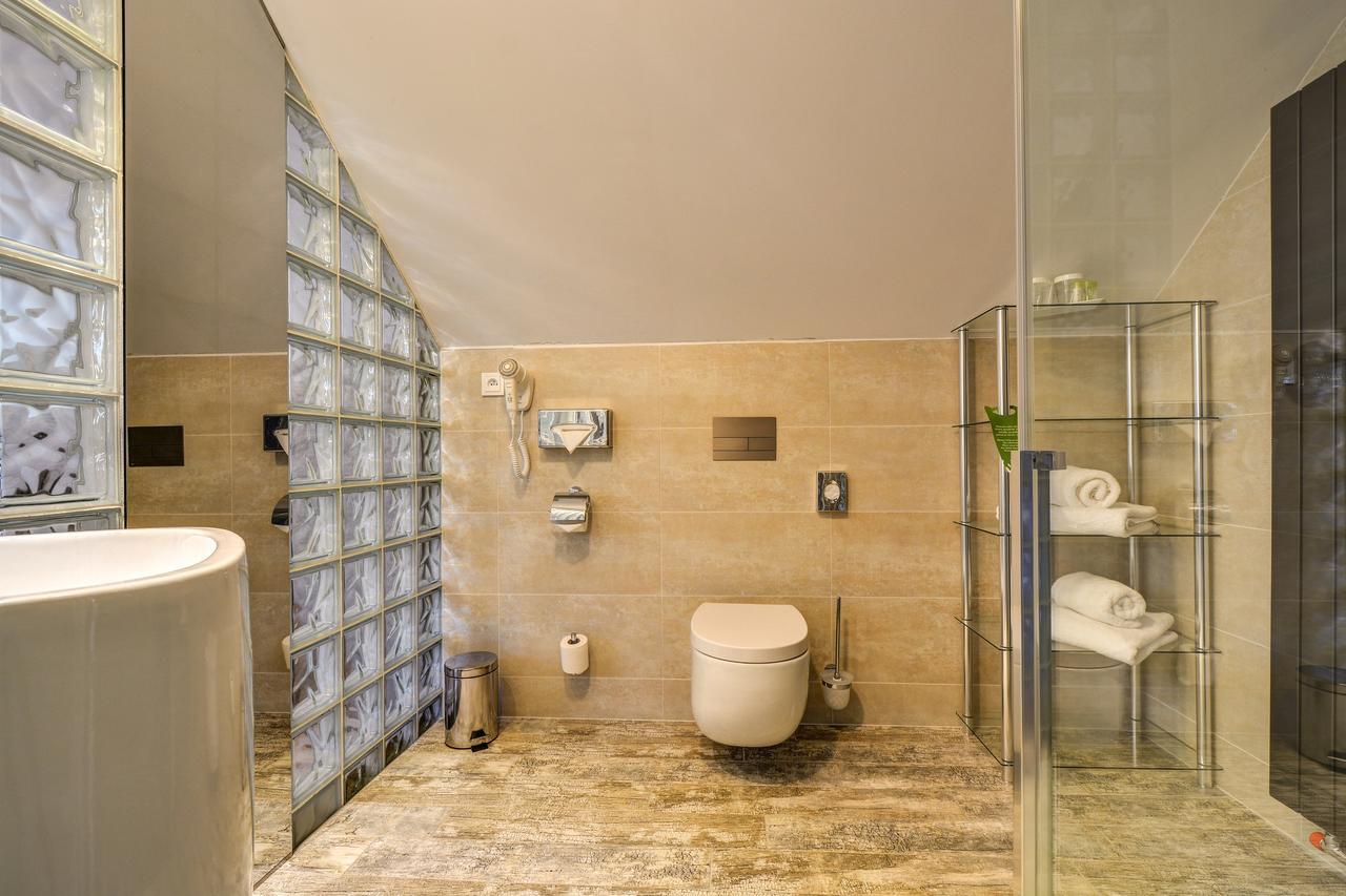 Amenity & Hotel